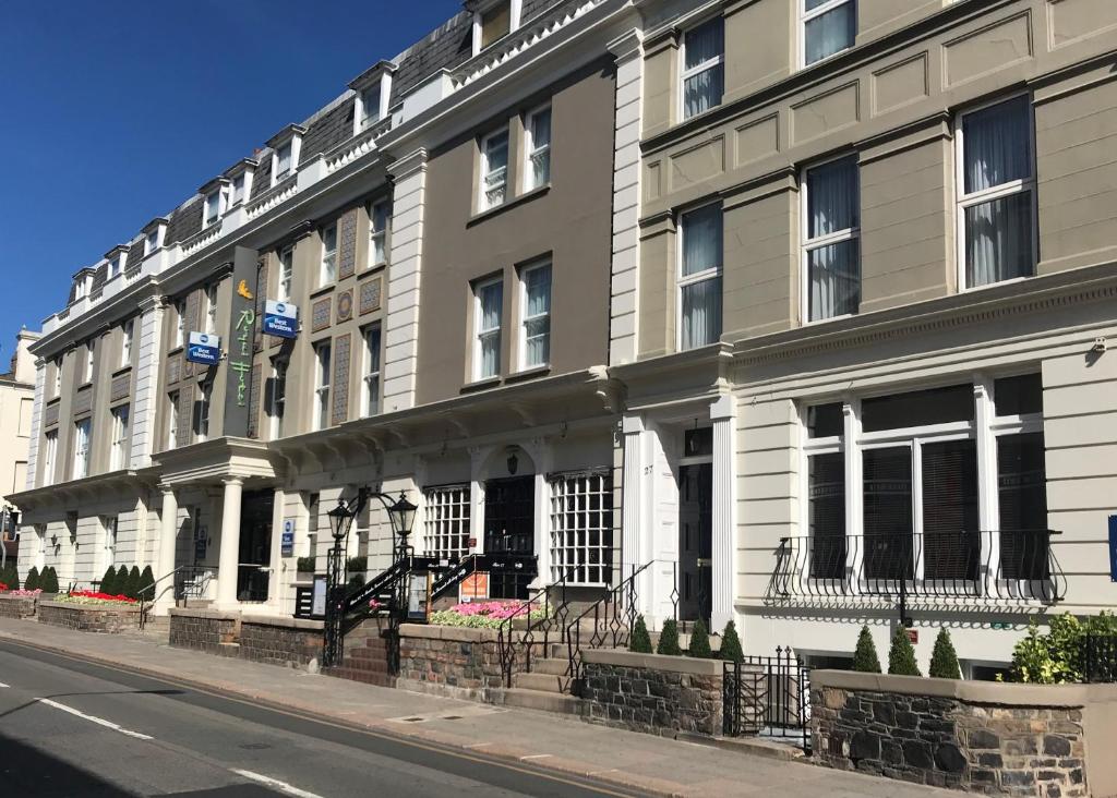 um grande edifício branco no lado de uma rua em Best Western Royal Hotel em Saint Helier