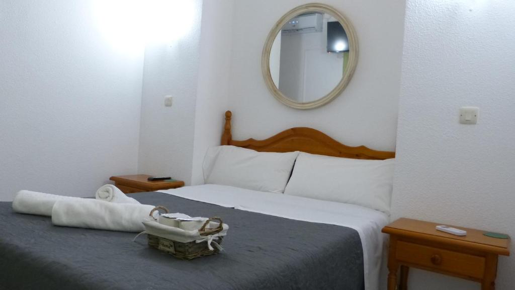 Postel nebo postele na pokoji v ubytování HOSTAL CANDELEDA