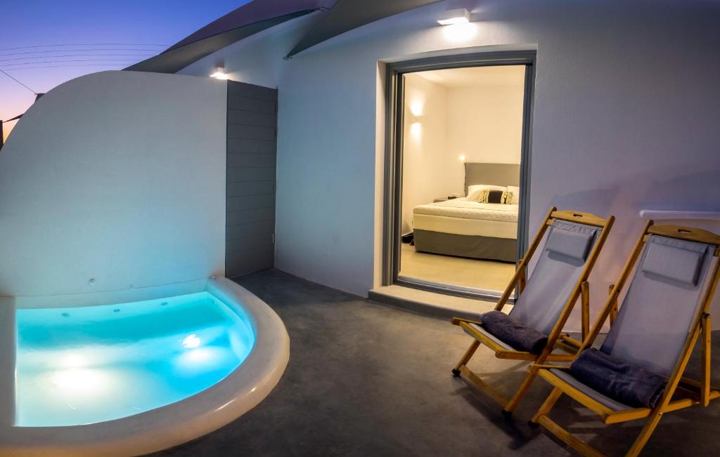 Bazén v ubytování Oro Suites nebo v jeho okolí