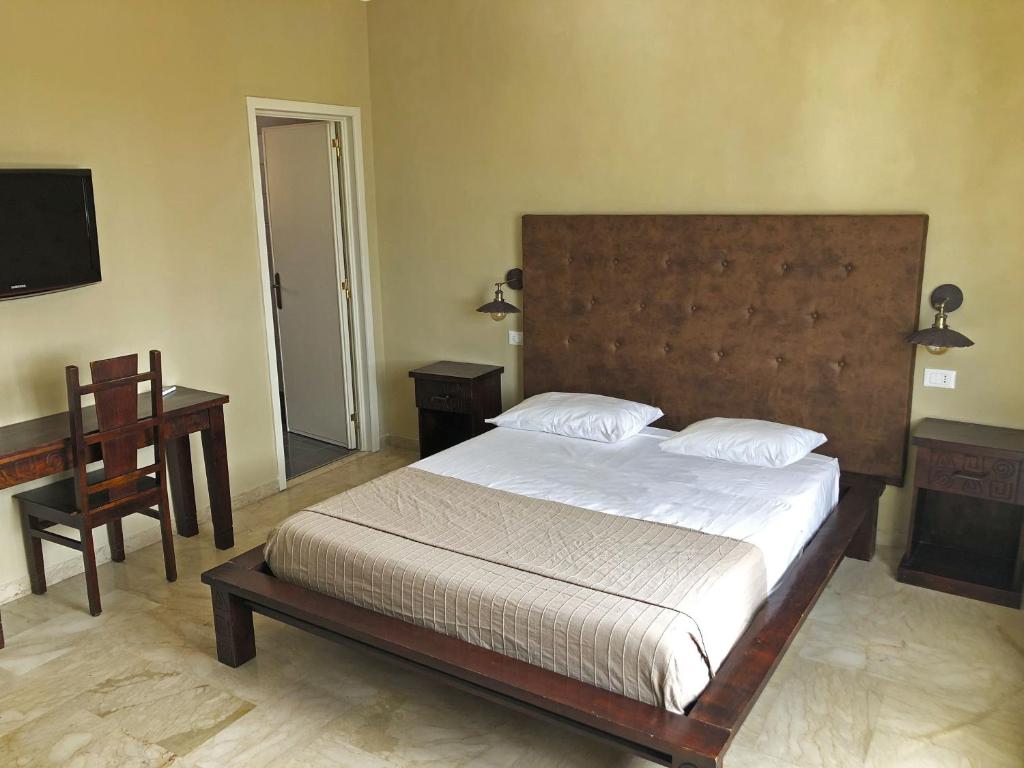 Postel nebo postele na pokoji v ubytování L'Attico di Piazza Mazzini Rooms