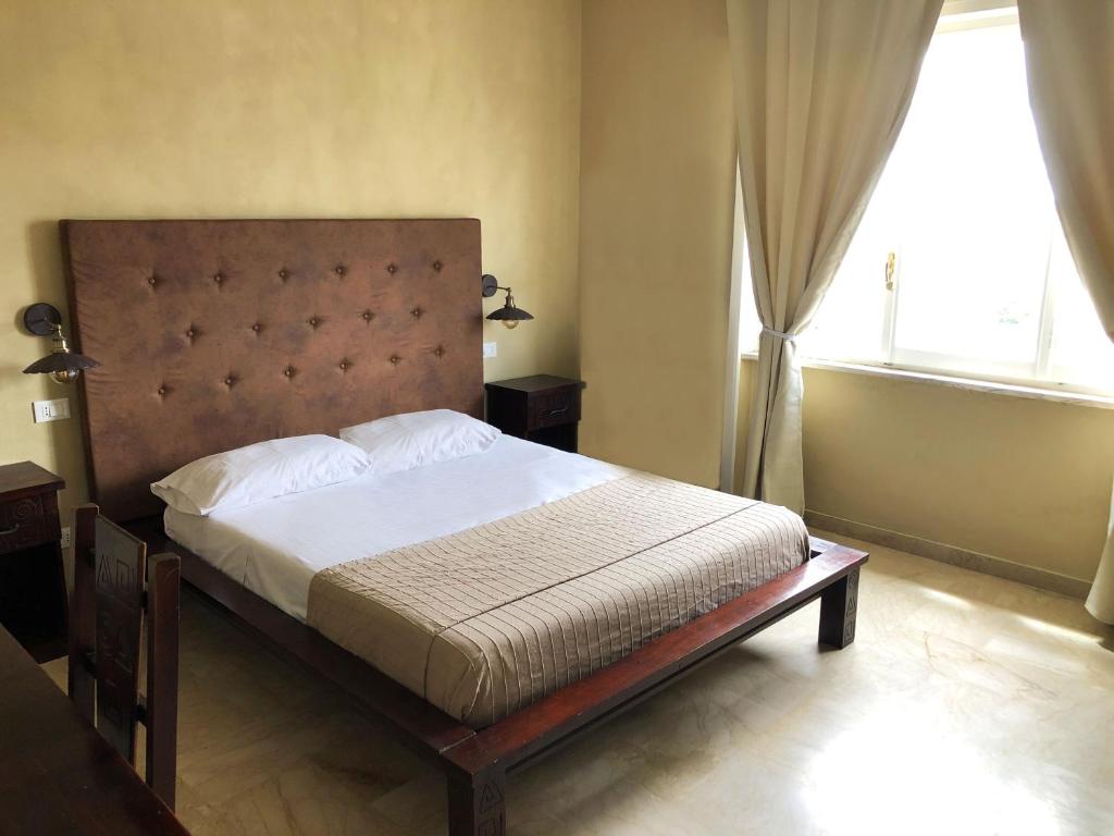 Postel nebo postele na pokoji v ubytování L'Attico di Piazza Mazzini Rooms