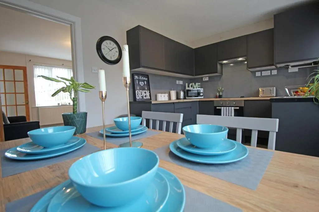 Prenton Place by Copper House - 3 Bedroom Home with Parking - Chester City Centre - Sleeps 8, Chester, United Kingdom