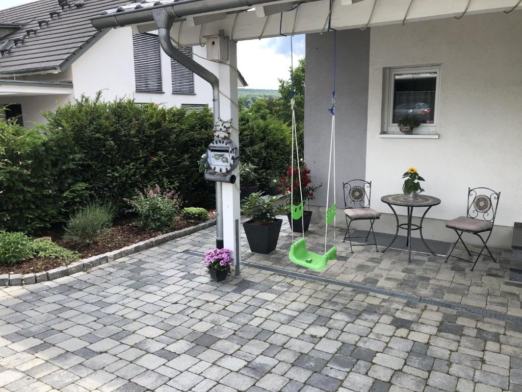 a patio with a pergola and a table and chairs at Ferienwohnung Bäumchenblick in Müllheim