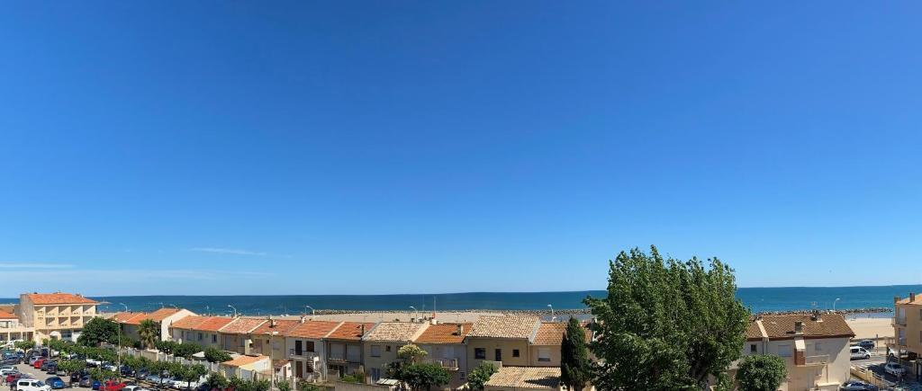 einen Blick auf eine Stadt mit dem Meer im Hintergrund in der Unterkunft Appartement Belle Vue in Valras-Plage