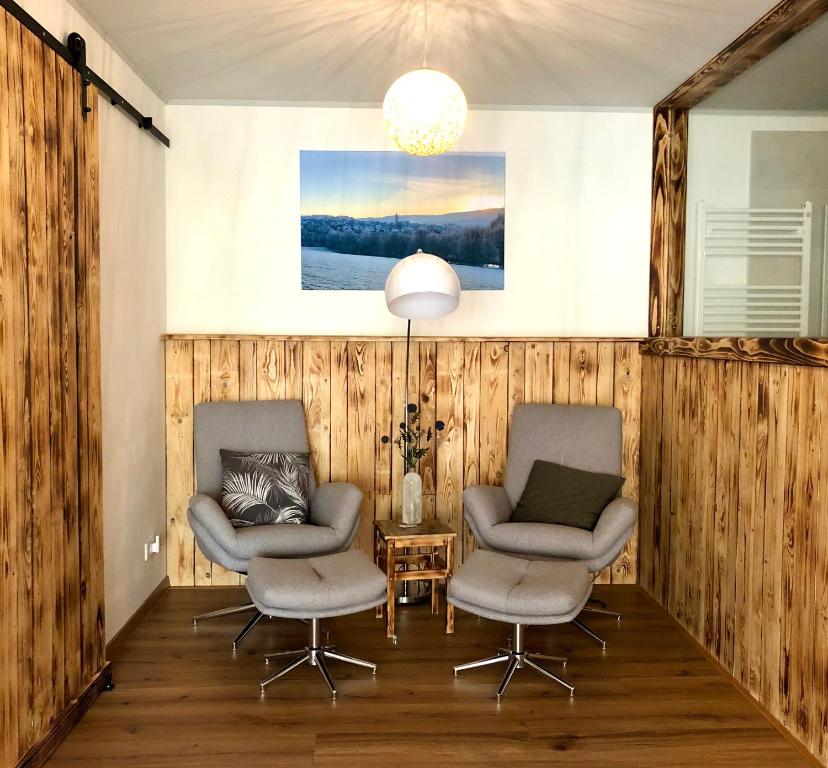 2 Stühle und ein Tisch in einem Zimmer in der Unterkunft Ferienwohnung Tannenglück in Schmallenberg