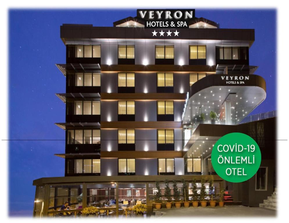 un edificio con una señal delante de él en Veyron Hotels & SPA, en Estambul
