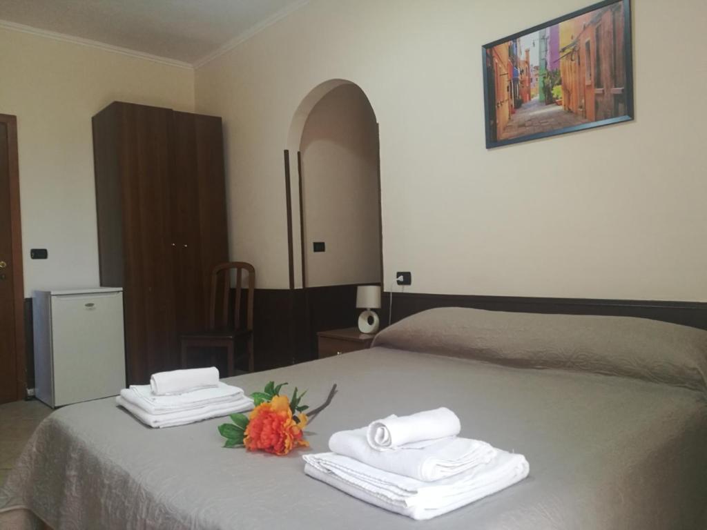 Postel nebo postele na pokoji v ubytování Garden Inn