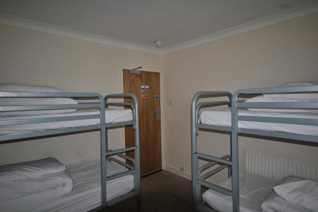 Postel nebo postele na pokoji v ubytování Saucy Mary's Hostel