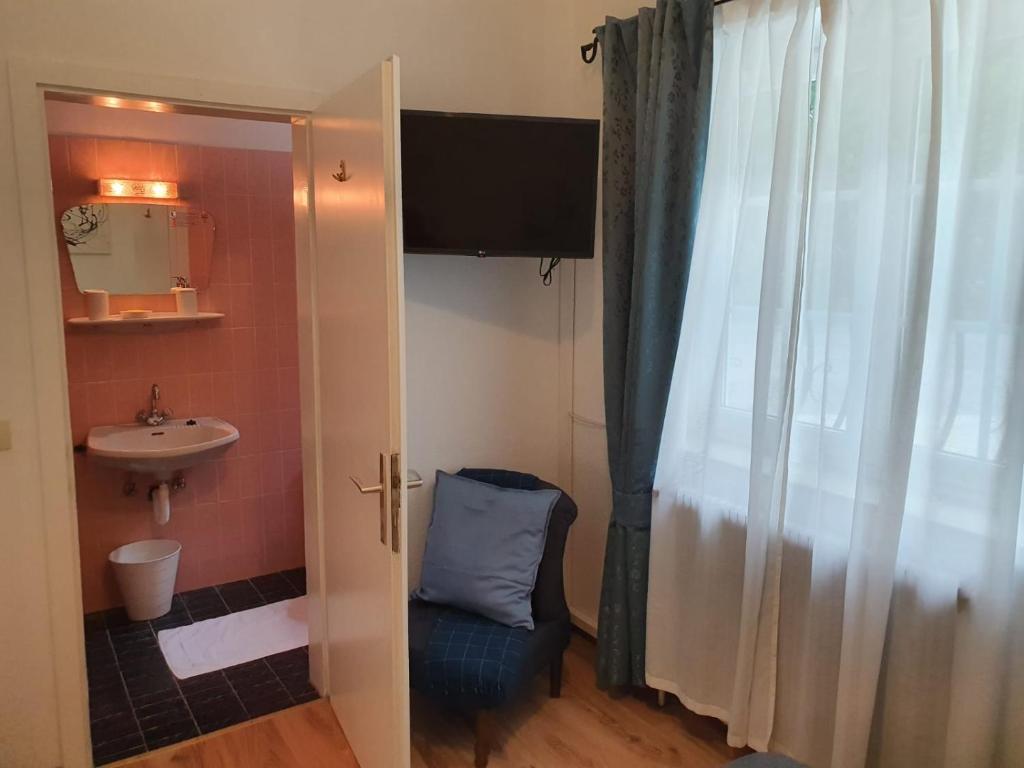 Koupelna v ubytování Pension Waldhof am Stubenbergsee