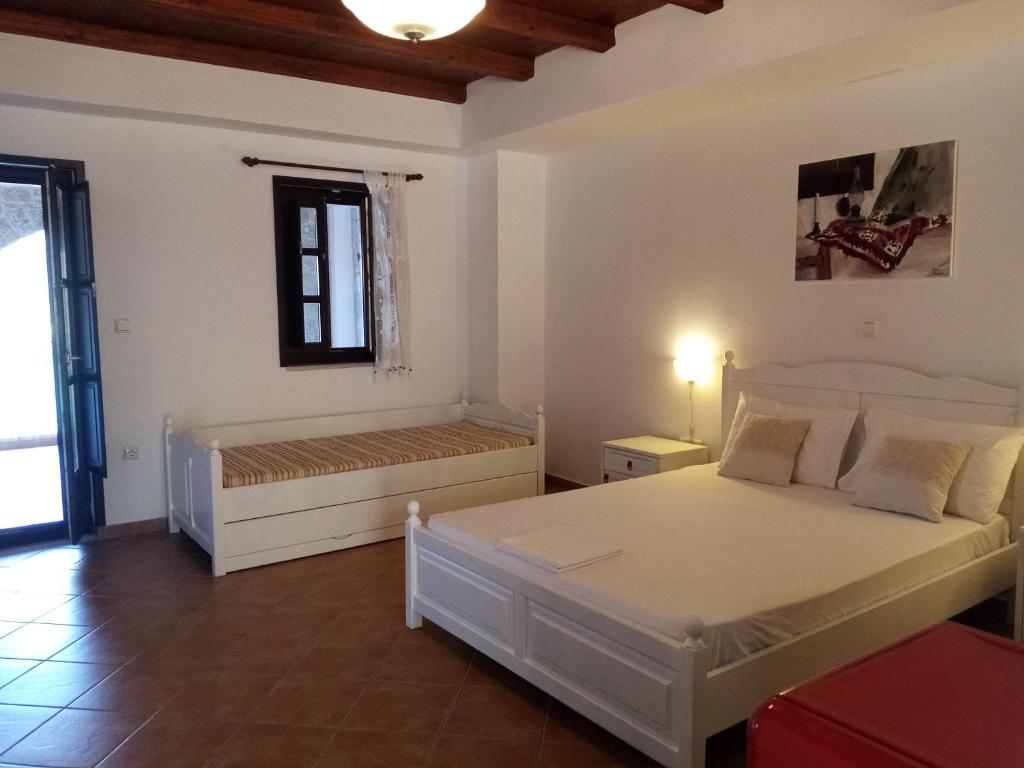 Postel nebo postele na pokoji v ubytování Traditional Apartments Plagiaki