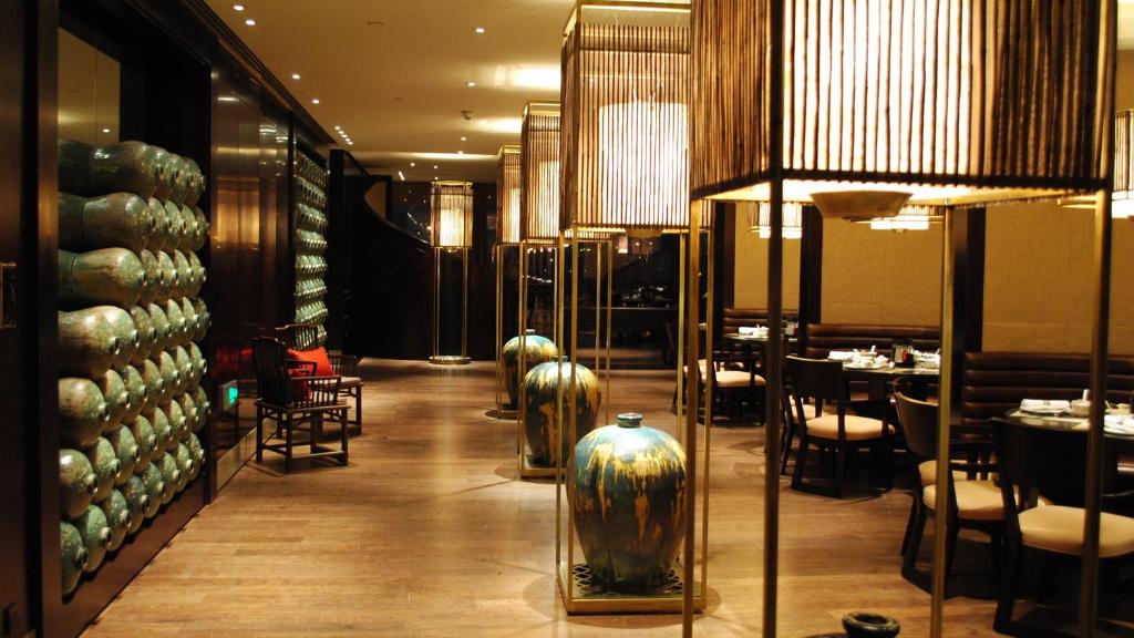 Restaurace v ubytování InterContinental Shanghai Expo by IHG - Huangpu Riverview, 3KM to the Bund & Lujiazui, Near 2 Major Exhibition Centers, Onsite Currency Exchange