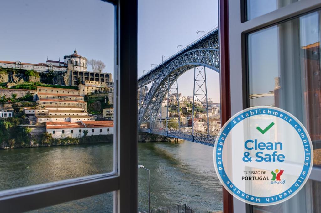 d'une fenêtre propre et sûre offrant une vue sur le pont du tyne. dans l'établissement Ribeira Cinema Apartments, à Porto