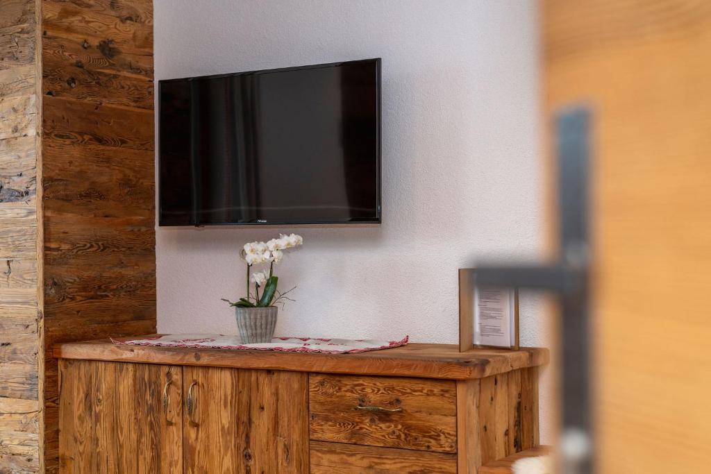 Televízia a/alebo spoločenská miestnosť v ubytovaní Weliserhof
