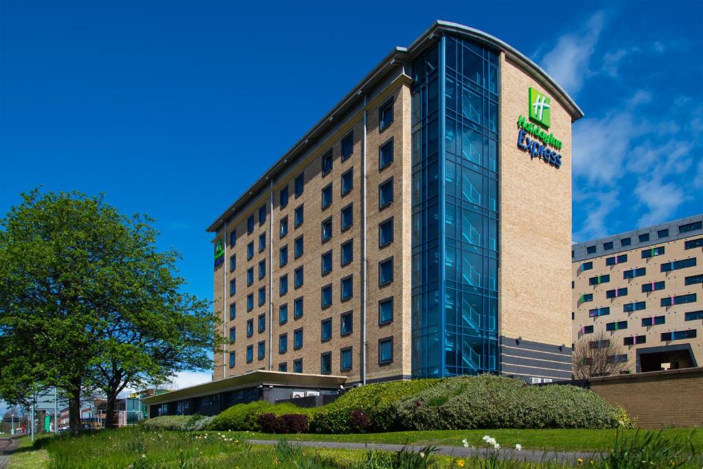 un bâtiment avec un panneau sur son côté dans l'établissement Holiday Inn Express Leeds City Centre, an IHG Hotel, à Leeds