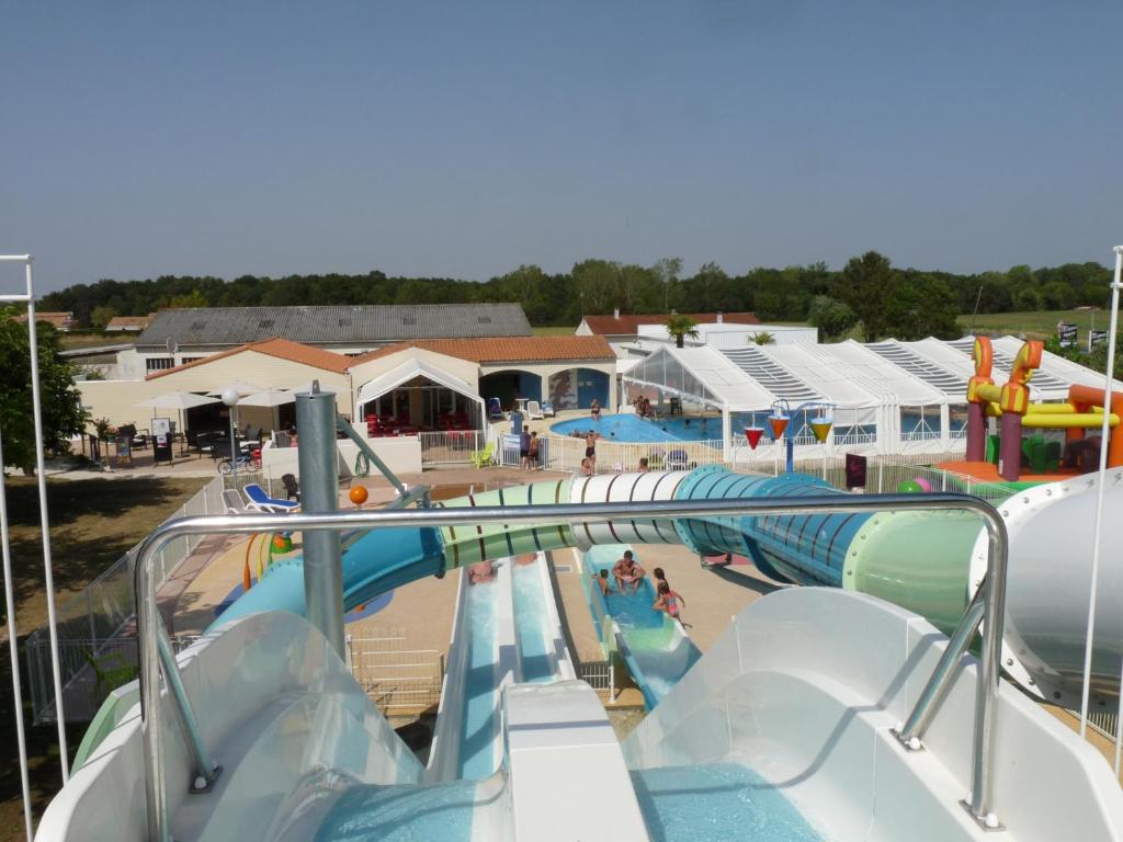 a water park with a water slide and slides at Camping Paradis Aloé in Médis