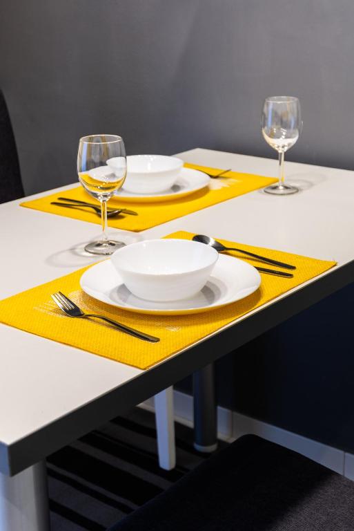 BLACK & YELLOW Centrally located studio - One-Bedroom Apartment