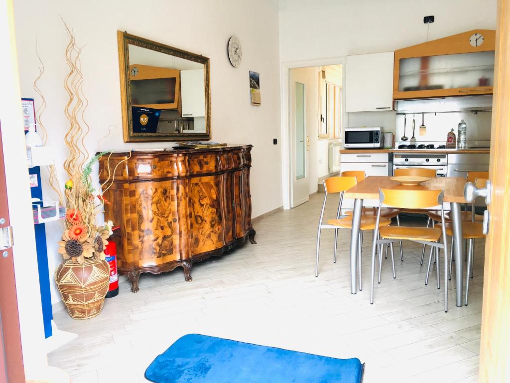 een keuken en eetkamer met een tafel en een spiegel bij Casa Nina in Agerola