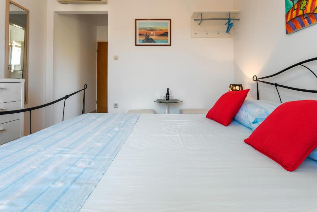 Postel nebo postele na pokoji v ubytování Apartments Jakic 1