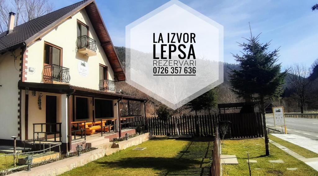 un panneau sur le côté d'une maison dans l'établissement La Izvor Lepsa, à Lepşa