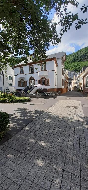 ein großes weißes Gebäude mitten in einer Straße in der Unterkunft Gästehaus Viktoria in Bad Bertrich