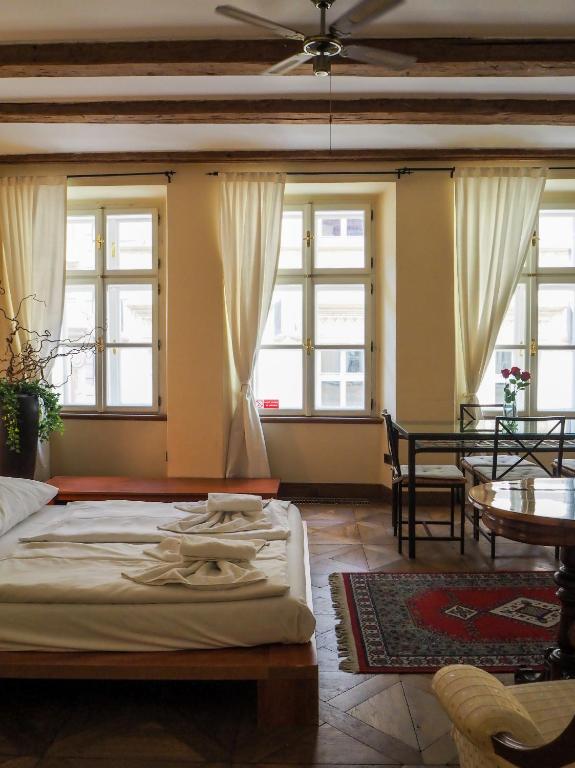 Postel nebo postele na pokoji v ubytování Karlova - Old Town Apartment