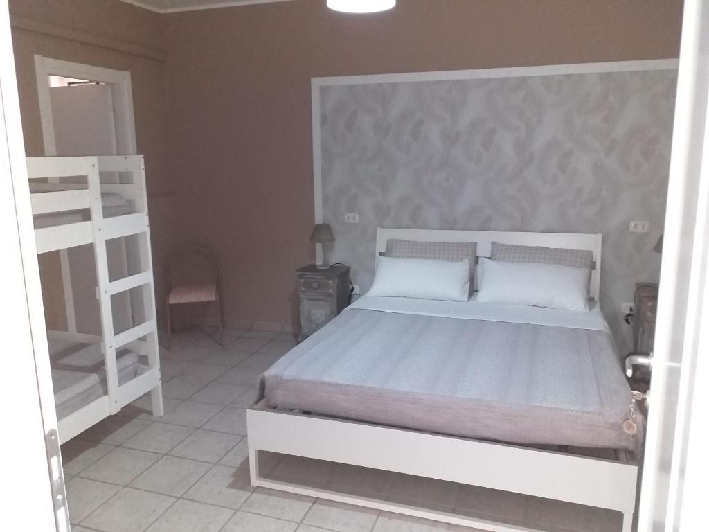 - une chambre avec un lit blanc et une échelle blanche dans l'établissement B&B A Casa di Lilla, à Giulianova