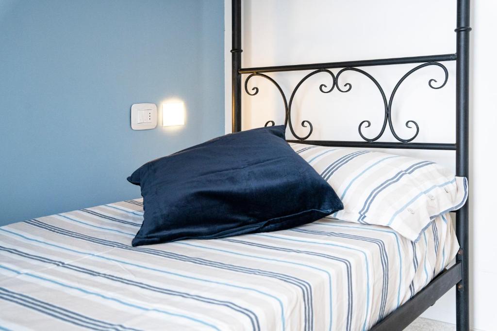 A bed or beds in a room at La casa nel borgo