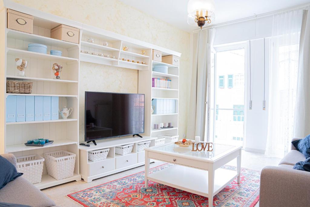 A television and/or entertainment centre at La casa nel borgo
