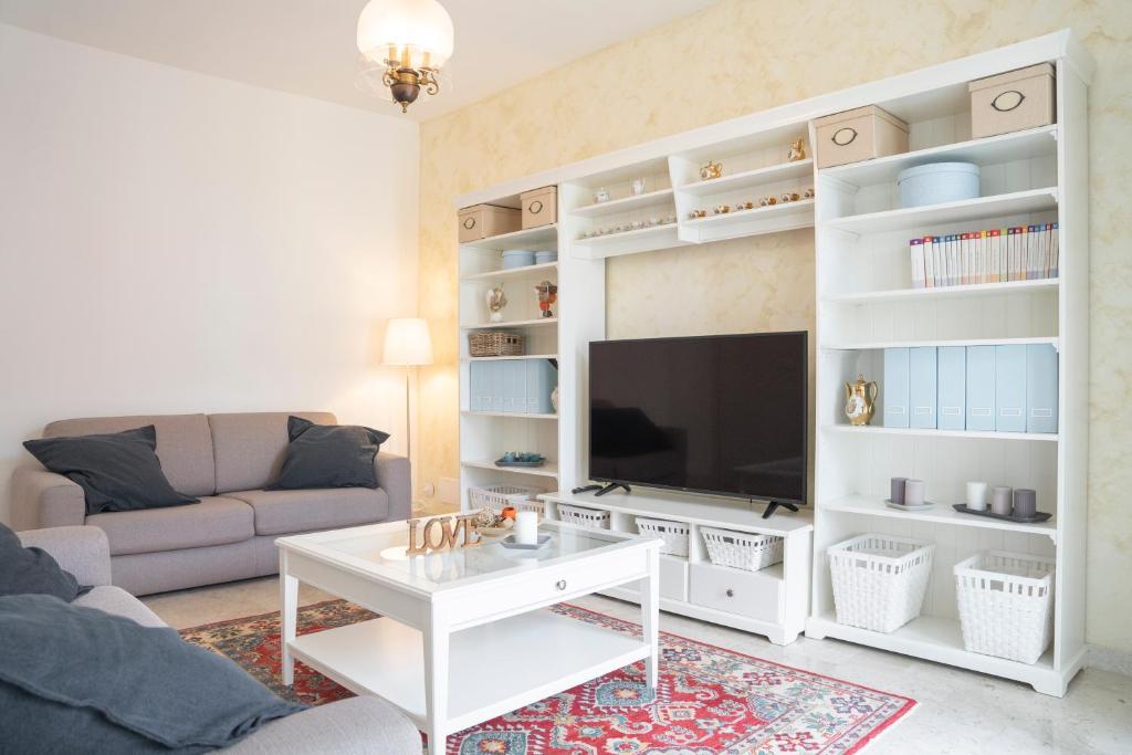 A television and/or entertainment centre at La casa nel borgo