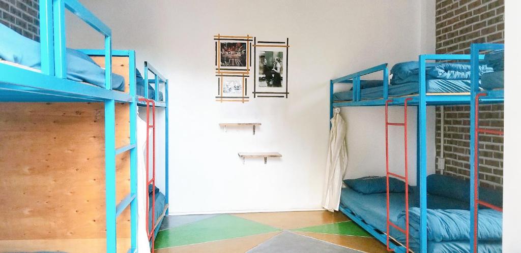 Palanda nebo palandy na pokoji v ubytování Domik Homestay - Cát Bà