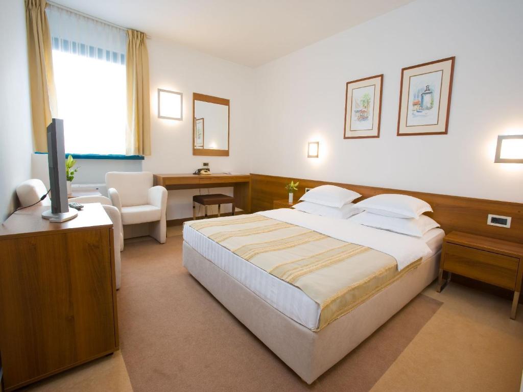 Postel nebo postele na pokoji v ubytování Hotel Laguna Zagreb