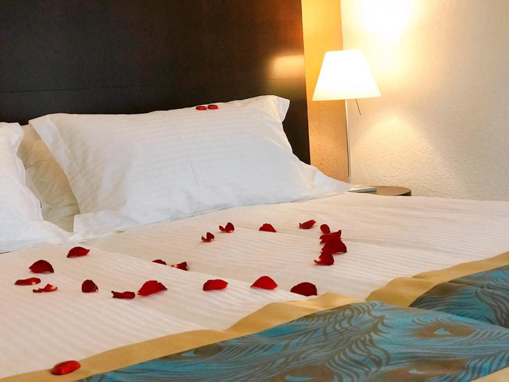 Postel nebo postele na pokoji v ubytování SWISS HOTEL LA COURONNE