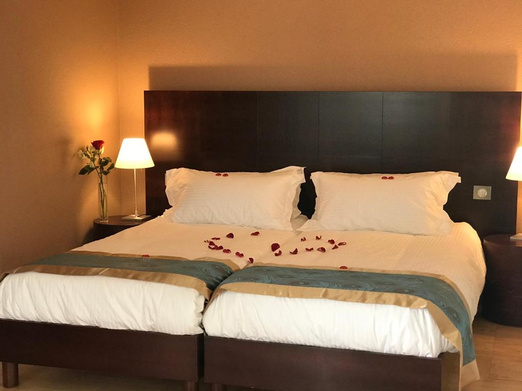 Postel nebo postele na pokoji v ubytování SWISS HOTEL LA COURONNE