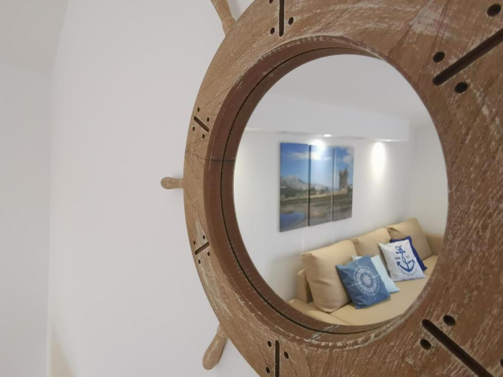 drewnianym lustrem z kanapą w pokoju w obiekcie Apartment Old Town Starigrad Paklenica w mieście Starigrad-Paklenica