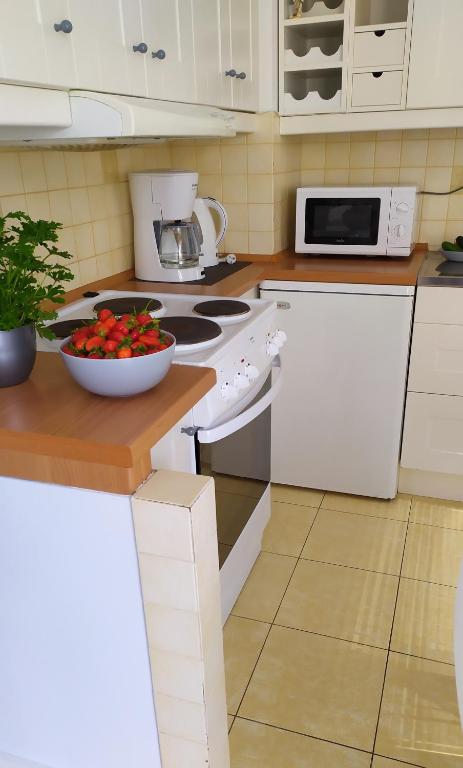 Kuchyňa alebo kuchynka v ubytovaní Apartament z balkonem przy Latarni 150m od morza