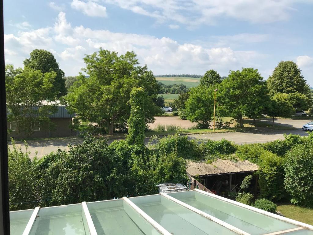 - une vue depuis le toit d'une maison dans l'établissement Biker's Base Baddeckenstedt, à Baddeckenstedt