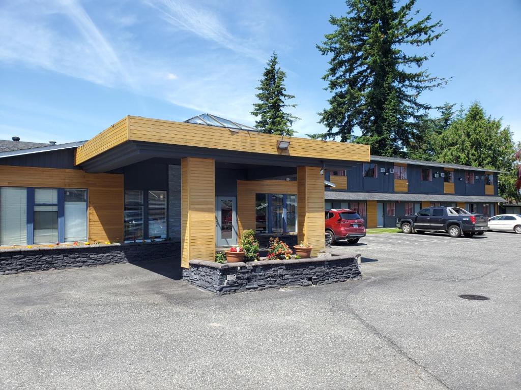 a small building in front of a parking lot at Alpine Inn Abbotsford in Abbotsford