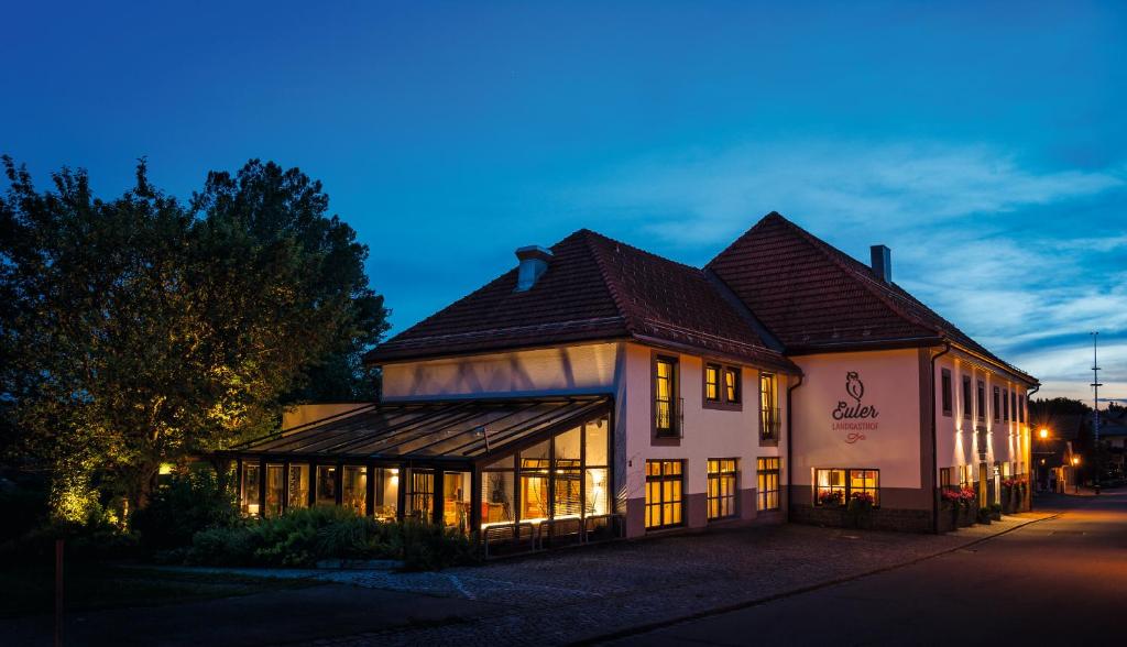 un edificio con luces encendidas por la noche en Landgasthof Euler, en Neuschönau