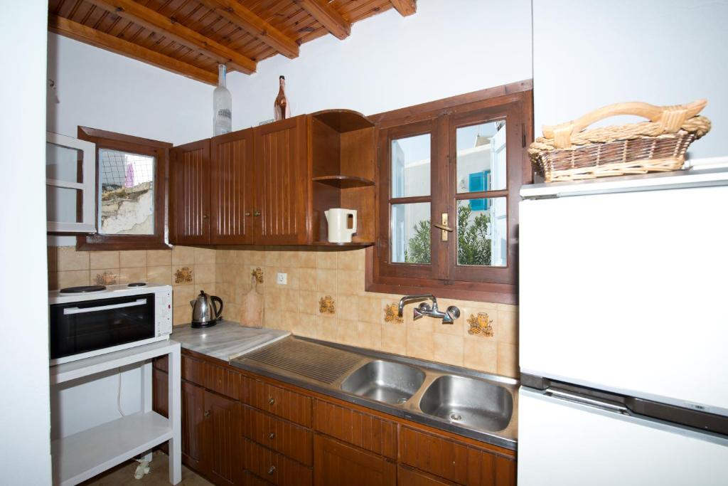 A kitchen or kitchenette at Sunday Summer House