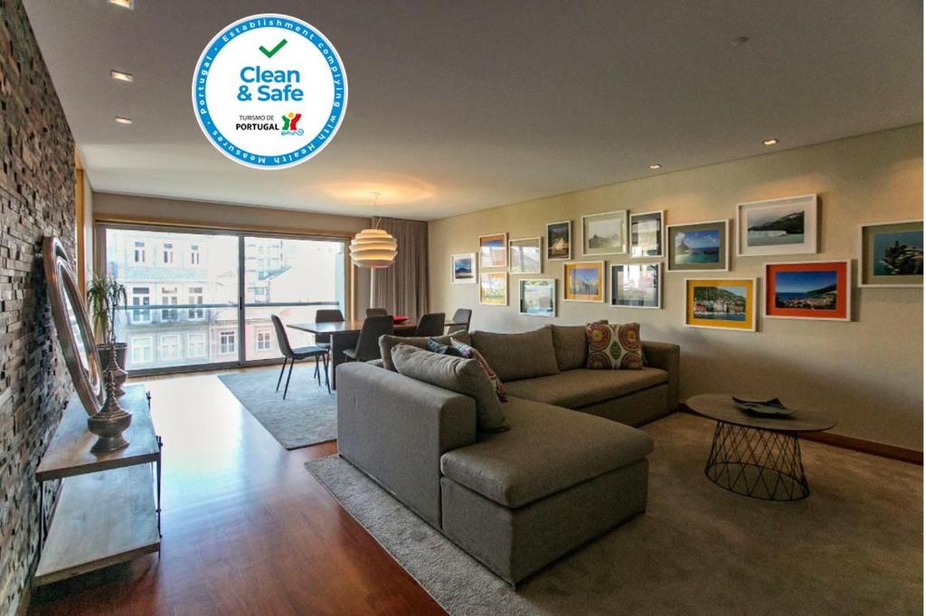 un salon avec un canapé et une table dans l'établissement Comfy Luxury Apartment, à Porto