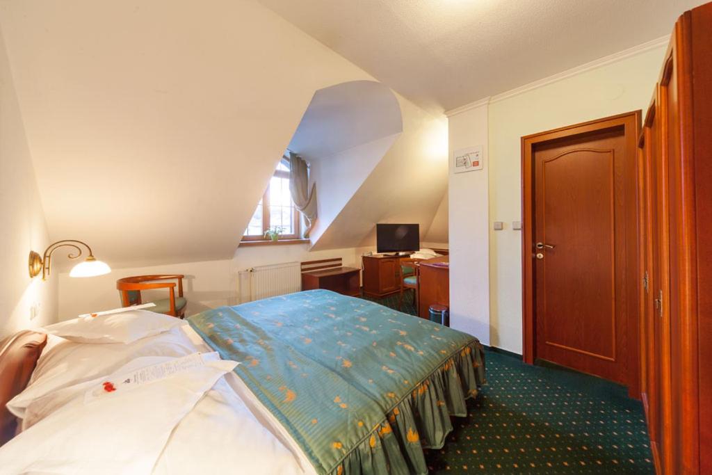 Postel nebo postele na pokoji v ubytování AGH Hotel