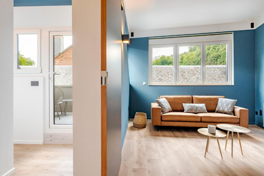 a living room with a couch and a table at Ardn-bnb Eglise in La-Roche-en-Ardenne