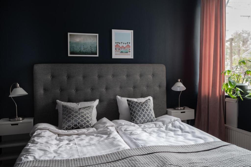 um quarto com uma cama grande e paredes pretas em På Hörnet Vandrarhem & Hotell em Karlskrona