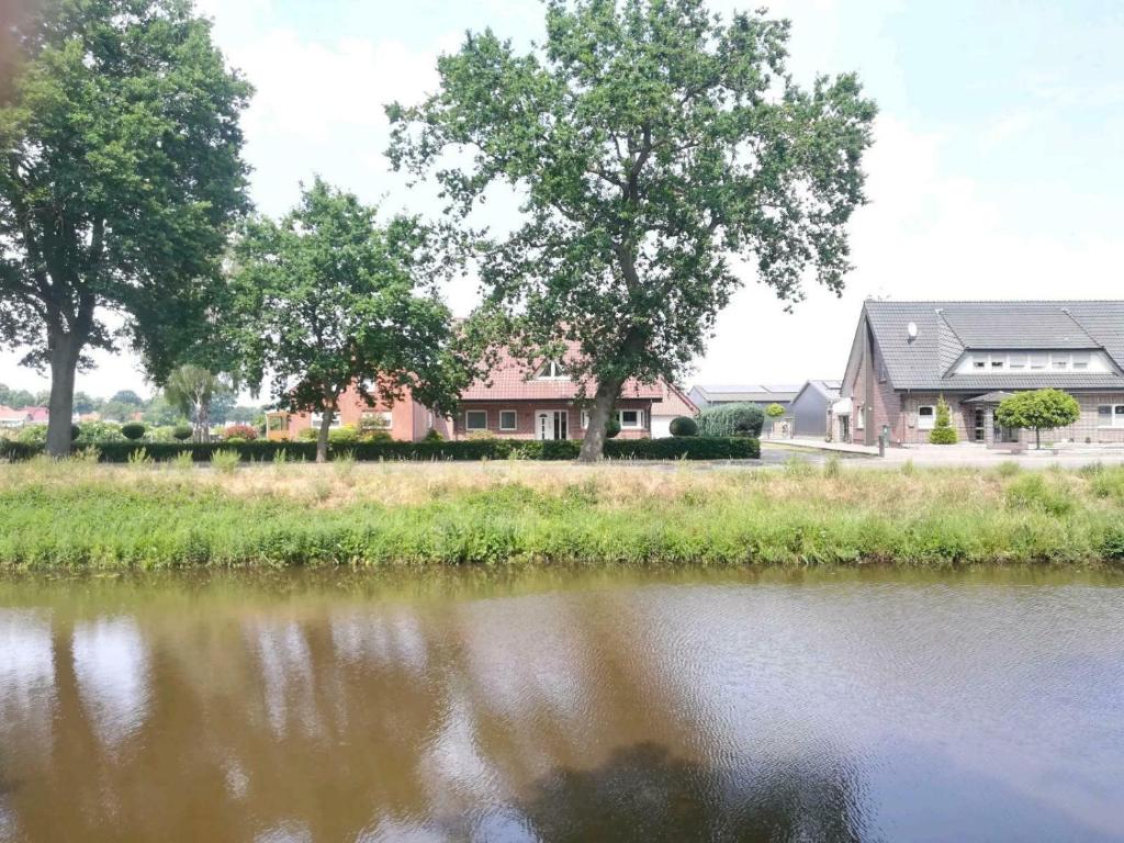 een huis naast een waterlichaam met bomen bij Haus konni in Knuftenge