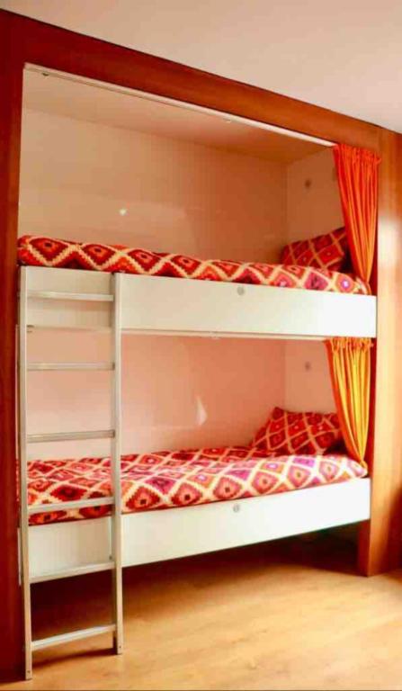 Postel nebo postele na pokoji v ubytování The Liverpool Pod Travel Hostel