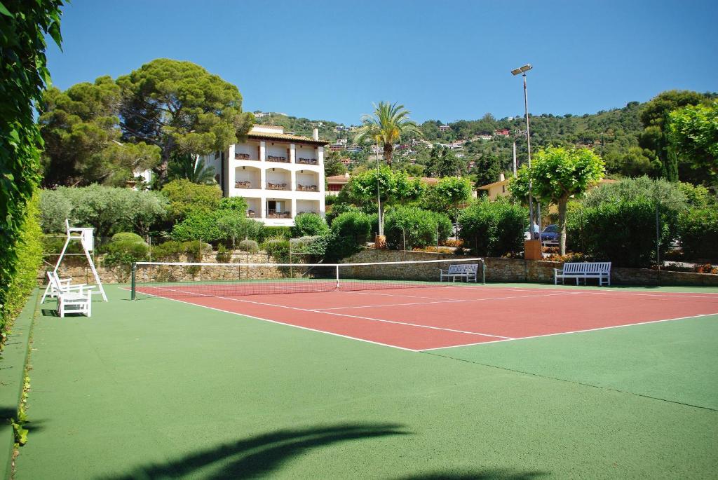 Tenis a/nebo squash v ubytování Hotel Aigua Blava nebo okolí
