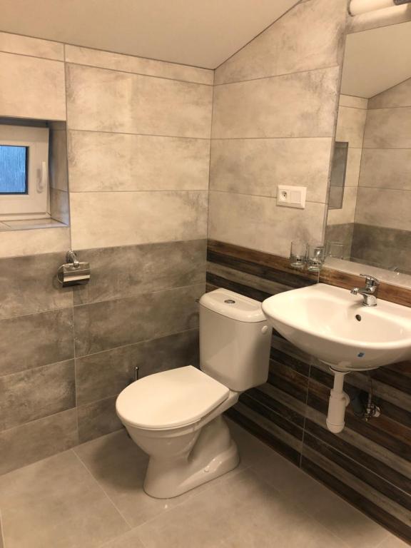 A bathroom at PODHÁJSKA 110