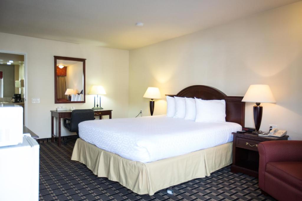 Queens Inn Anaheim - King Room - Disability Access