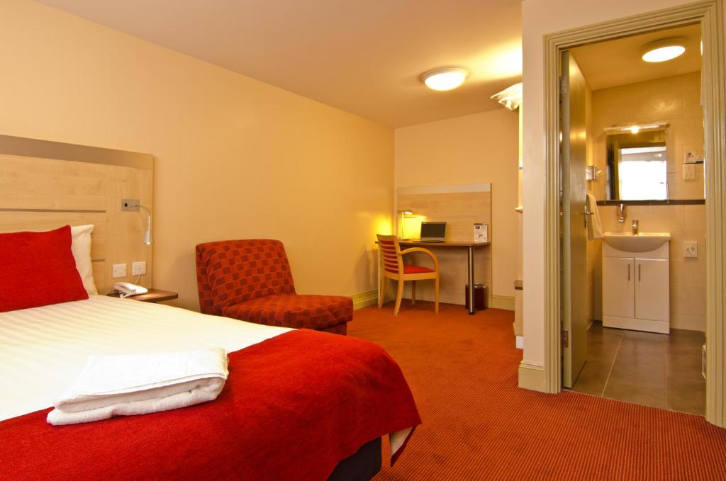 ロンドンにあるComfort Inn Edgware Roadのベッドとバスルーム付きのホテルルームです。