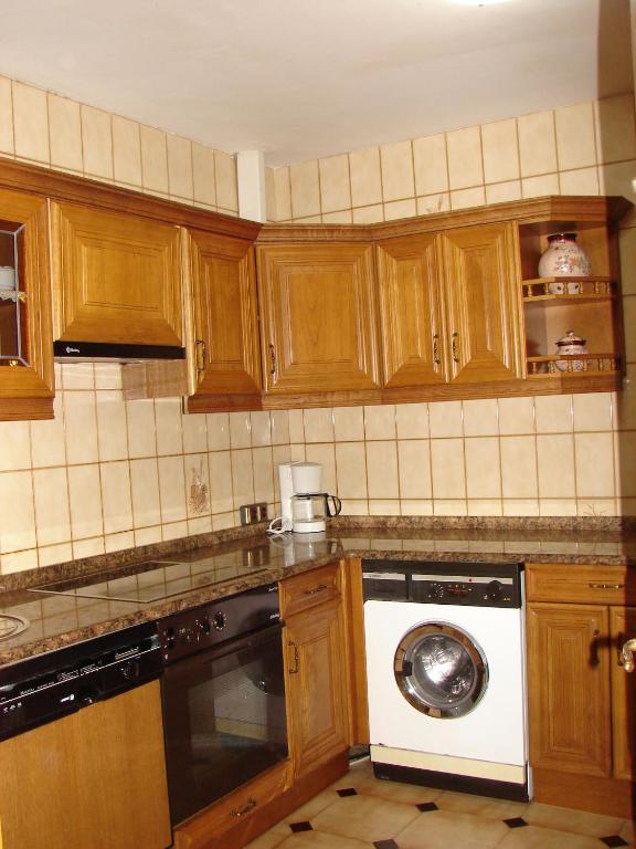 Kuchyň nebo kuchyňský kout v ubytování Apartamentos LAZKANO I Y II